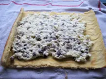 Biskuit-Quarkrolle mit Rumrosinen