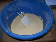 Biskuit-Quarkrolle mit Rumrosinen
