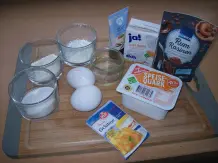 Biskuit-Quarkrolle mit Rumrosinen