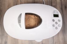 Brotbackautomat mit Sensortasten macht hässliche Geräusche