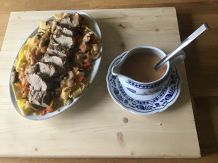 Schweinefilet auf Gemüse-Nudeln mit Käsesoße