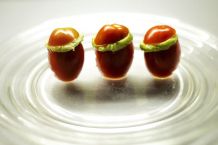 Mini-Tomaten gefüllt mit Guacahummus