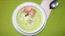 Erbsenrahmsuppe mit Schinkenrosen (Dosenfutter First Class)