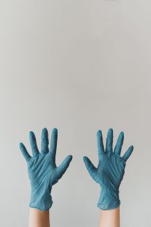 Handschuhe beim Einkaufen: Schutz oder Keimschleuder?