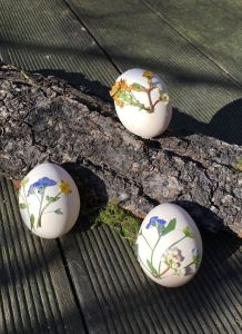 Ostereier mit Wiesenblumen