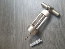 Große dicke Dübel aus der Wand entfernen
