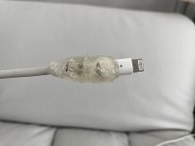 Klebstoff zweckentfremdet als Kunststoff-Füßchen