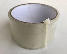 Klebeband-Ende auf der Rolle mit Kabelbinder sichern