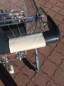 Hände schützen am Einkaufswagen
