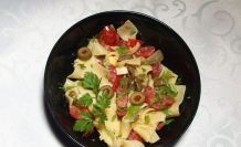 Salatsauce mit Peperonisud verfeinern