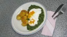 Cremiger Spinat mit verlorenen Eiern und sautierten Minikartoffeln