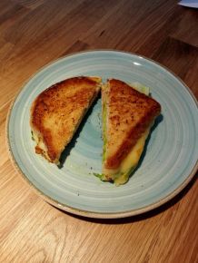 Herzhaft gebratenes Sandwich aus der Pfanne