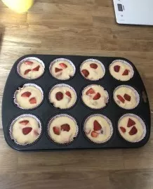 Saftige Erdbeer-Muffins mit weißer Schokolade