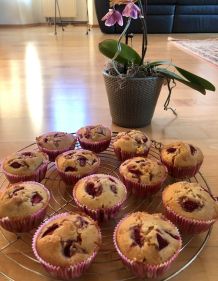 Saftige Erdbeer-Muffins mit weißer Schokolade