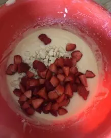 Saftige Erdbeer-Muffins mit weißer Schokolade