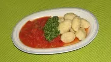 Polenta-Gnocchi mit Tomatenconcasse und Petersilienpesto