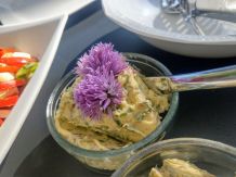 Schnittlauchblütenbutter
