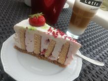 Erdbeer-Holunderblüten-Wickeltorte