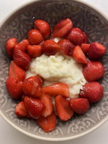 Kalter Grießbrei mit Erdbeeren