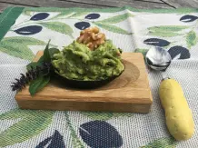 Avocado, Basilikum & Walnuss auf Knusperbrot