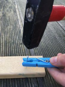 Nägel einschlagen ohne blaue Finger