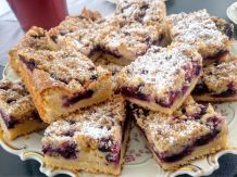 Beerenkuchen mit weißer Schokolade vom Blech
