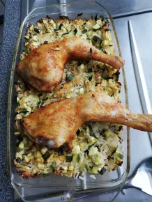 Hähnchenschenkel auf Reis aus dem Ofen