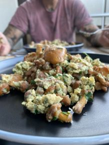 Pfifferlinge (Eierschwammerl) mit Ei
