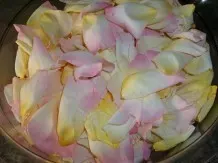 Rosenblütengelee von zartgelb-rosafarbenen Duftrosen