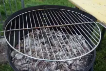 Grillrost reinigen mit Salatöl oder Zeitungspapier