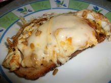 Zwiebelbrot mit Spiegelei und Havarti überbacken