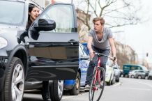 Fahrertür öffnen, ohne andere Verkehrsteilnehmer zu gefährden