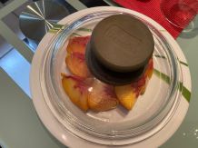 Geschnittenes Obst mit Topfdeckel abdecken