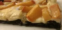 Halloween-Pizza mit Kürbis und Zwiebeln