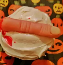 Blutige Hexenfinger für Halloween