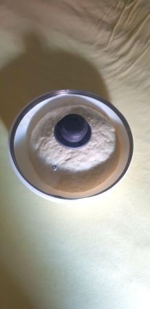 Hefeteig mit Topfdeckel abdecken