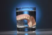 Zahnprothese reinigen auf Sauerstoffbasis