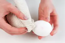 Eier ausblasen und Stempel entfernen