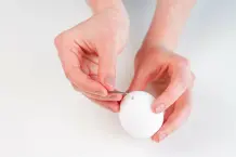 Eier ausblasen und Stempel entfernen