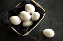 Eier ausblasen und Stempel entfernen