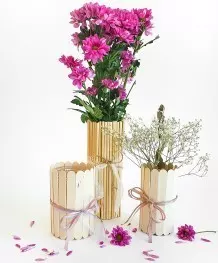 Egal ob runde oder flache Holzstäbe, die Vasen sind so oder so ein echter Hingucker.