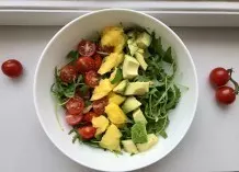 Sommerliche Salat Bowl mit Erdnuss-Dressing