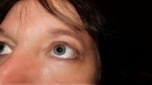 Staubkorn, Sandkorn oder Wimper im Auge?