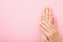 Auftragen von Nagellack bei kurzen Fingernägeln mit Lackierhilfe