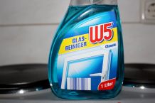 Dunstabzugshaube mit Glasreiniger säubern