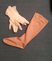 Kompressionsstrumpf mithilfe von Einmalhandschuhen anziehen