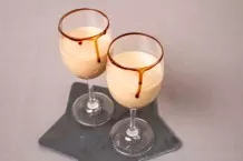 Cocktail mit Baileys und Amaretto