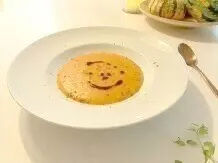Butternut-Kürbis-Suppe mit Birne, fruchtig-scharf