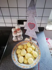 Kartoffelteig für Klöße aus kalten Kartoffeln herstellen
