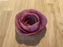 Charcuterie Board mit Salami-Rose